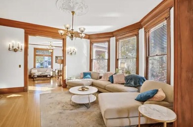 Step into a piece of Racine history with this stunning Queen - photo 2