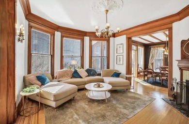 Step into a piece of Racine history with this stunning Queen - photo 4