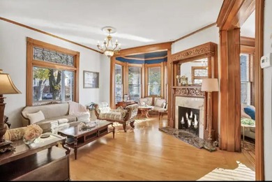 Step into a piece of Racine history with this stunning Queen - photo 5