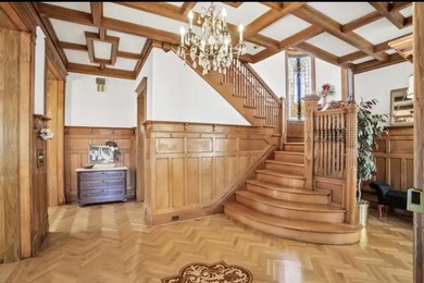 Step into a piece of Racine history with this stunning Queen - photo 8