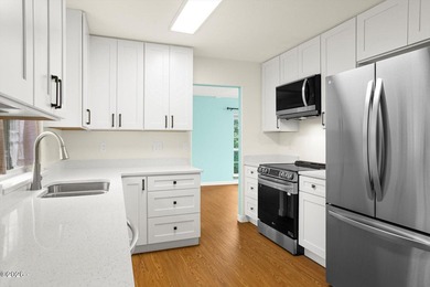Shows like a dream! This beautifully maintained 3-bedroom - photo 20