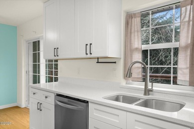 Shows like a dream! This beautifully maintained 3-bedroom - photo 21