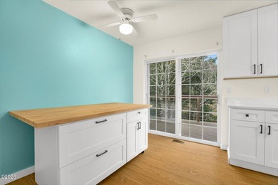 Shows like a dream! This beautifully maintained 3-bedroom - photo 23