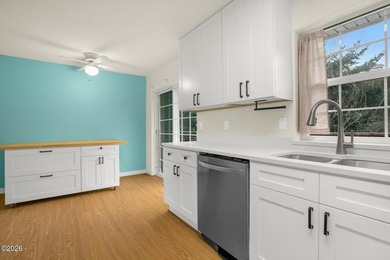 Shows like a dream! This beautifully maintained 3-bedroom - photo 24