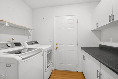 Shows like a dream! This beautifully maintained 3-bedroom - photo 25