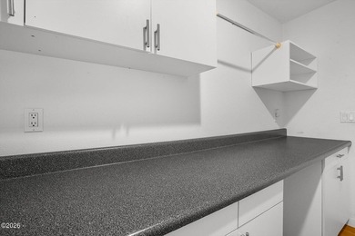 Shows like a dream! This beautifully maintained 3-bedroom - photo 26