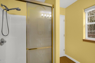 Shows like a dream! This beautifully maintained 3-bedroom - photo 31