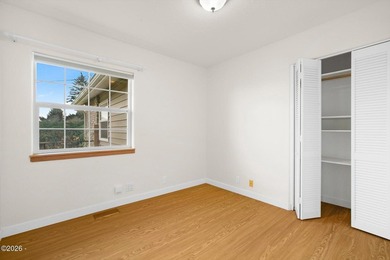Shows like a dream! This beautifully maintained 3-bedroom - photo 34