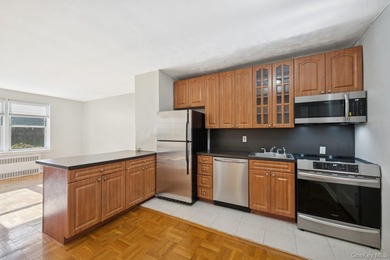 (private lake, pond, coastal) Home For Sale in Beechhurst New York