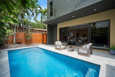 Discover this one-of-a-kind 5-bedroom, 5.5-bath modern townhome - photo 10