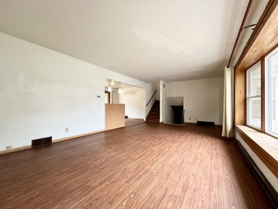 Opportunity awaits with this spacious 4 bed, 2 bath tri-level - photo 4