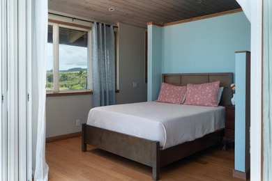 Oceanfront home and cottage in a highly desirable private and - photo 25
