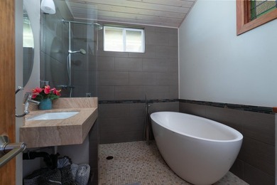 Oceanfront home and cottage in a highly desirable private and - photo 29