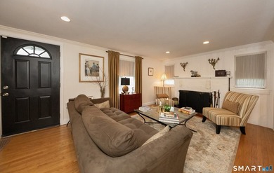 Beautifully maintained 3 bedroom, 2 bath Cape nestled on a quiet - photo 4