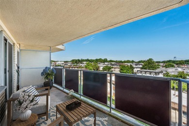 (private lake, pond, coastal) Home Sale Pending in Bayside New York