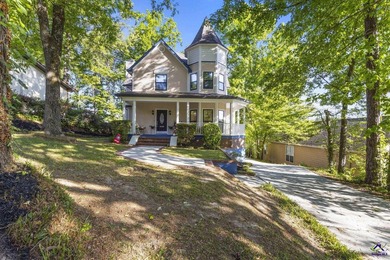 Step into timeless elegance with this stunning Victorian-style - photo 2