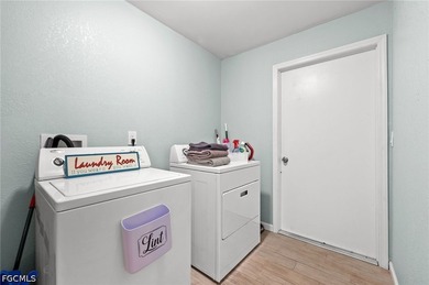 Welcome to this beautifully renovated 3-bedroom, 2-bathroom pool - photo 31