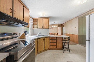 Perfectly positioned on a desirable corner lot, this spacious - photo 6