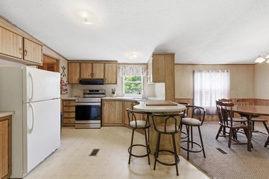 Perfectly positioned on a desirable corner lot, this spacious - photo 9
