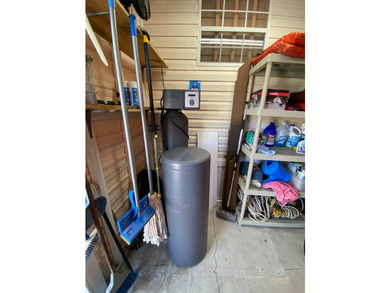 This home offers 2 bedrooms & 2 bathrooms on a quiet road with - photo 22