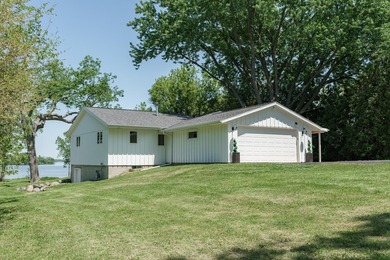 Lake Sinissippi Home For Sale in Hustisford Wisconsin