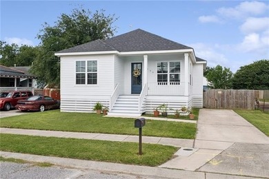 Welcome home to this stunning 2021-built Gentilly residence - photo 1