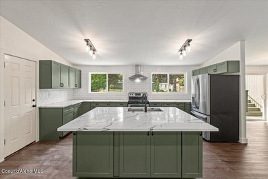 Beautifully updated 4-bedroom, 2.5-bath tri-level home in one of - photo 11