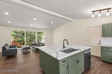 Beautifully updated 4-bedroom, 2.5-bath tri-level home in one of - photo 14
