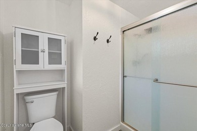 Beautifully updated 4-bedroom, 2.5-bath tri-level home in one of - photo 21