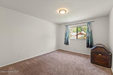 Beautifully updated 4-bedroom, 2.5-bath tri-level home in one of - photo 24