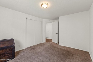 Beautifully updated 4-bedroom, 2.5-bath tri-level home in one of - photo 25