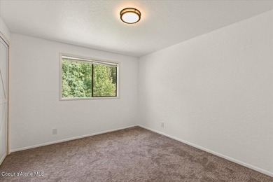Beautifully updated 4-bedroom, 2.5-bath tri-level home in one of - photo 27