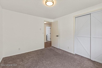 Beautifully updated 4-bedroom, 2.5-bath tri-level home in one of - photo 28