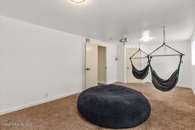 Beautifully updated 4-bedroom, 2.5-bath tri-level home in one of - photo 30