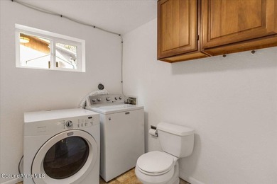 Beautifully updated 4-bedroom, 2.5-bath tri-level home in one of - photo 31