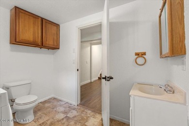 Beautifully updated 4-bedroom, 2.5-bath tri-level home in one of - photo 32