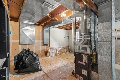 Beautifully updated 4-bedroom, 2.5-bath tri-level home in one of - photo 33