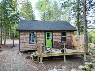 Escape to the peace and quiet of Upper Pond with this charming - photo 1