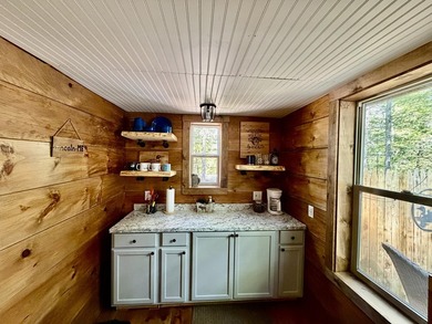 Escape to the peace and quiet of Upper Pond with this charming - photo 5