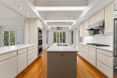 Designed and built by renowned Columbus builder Hal Averett - photo 12