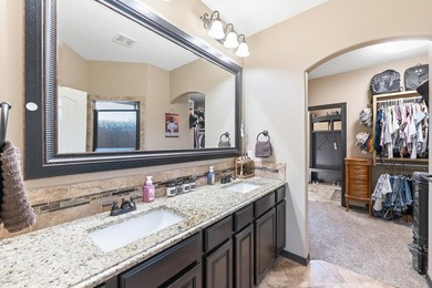 Welcome to this beautifully maintained 6-bedroom, 4-bath home - photo 15