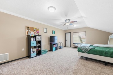 Welcome to this beautifully maintained 6-bedroom, 4-bath home - photo 20