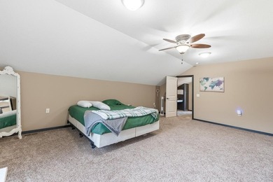 Welcome to this beautifully maintained 6-bedroom, 4-bath home - photo 22