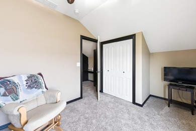 Welcome to this beautifully maintained 6-bedroom, 4-bath home - photo 24