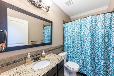 Welcome to this beautifully maintained 6-bedroom, 4-bath home - photo 25