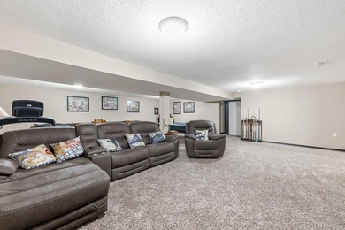 Welcome to this beautifully maintained 6-bedroom, 4-bath home - photo 27