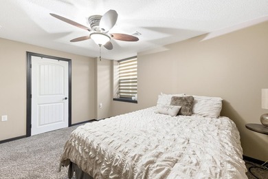 Welcome to this beautifully maintained 6-bedroom, 4-bath home - photo 31