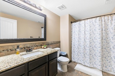 Welcome to this beautifully maintained 6-bedroom, 4-bath home - photo 32