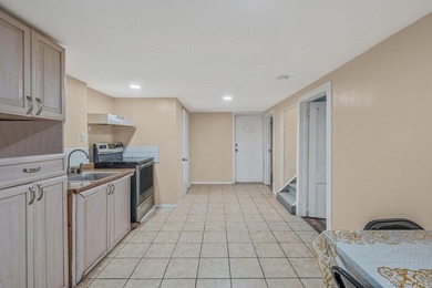 Charming and cozy starter home with very low taxes! This lovely - photo 20