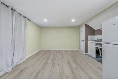 Charming and cozy starter home with very low taxes! This lovely - photo 27